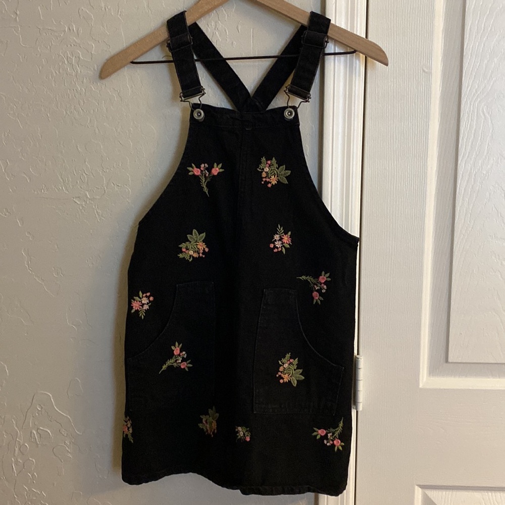 Zara Black Wash Embroidered Flowers w/ front pockets Jumper overall Size 11-12